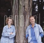 07-05-1993 Annet Barlo & Carry Tefsen beside a tree in Baarn, 
by order of Televizier/Blue Horse Productions

[keywords]Posed, Half Length, Actrice, Eyecontact, Smiling, Location, Tree[/keywords]